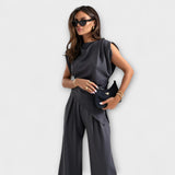 Michaela - Asymmetrische set met dramatische schouders